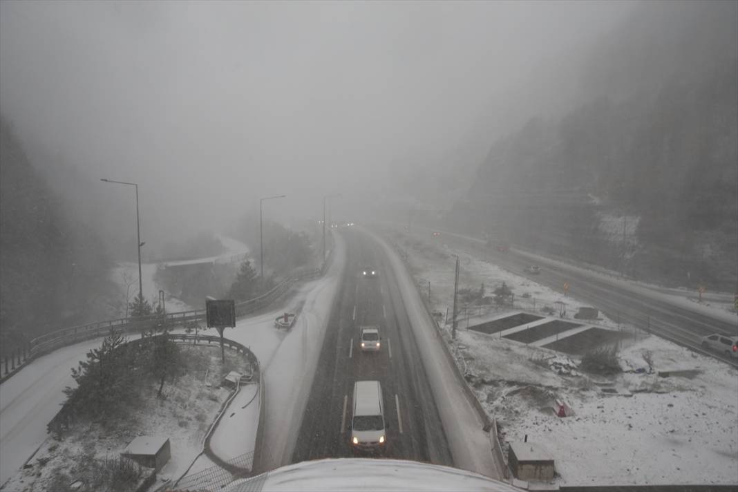 Beklenen kar yağışı başladı, trafik aksıyor 28